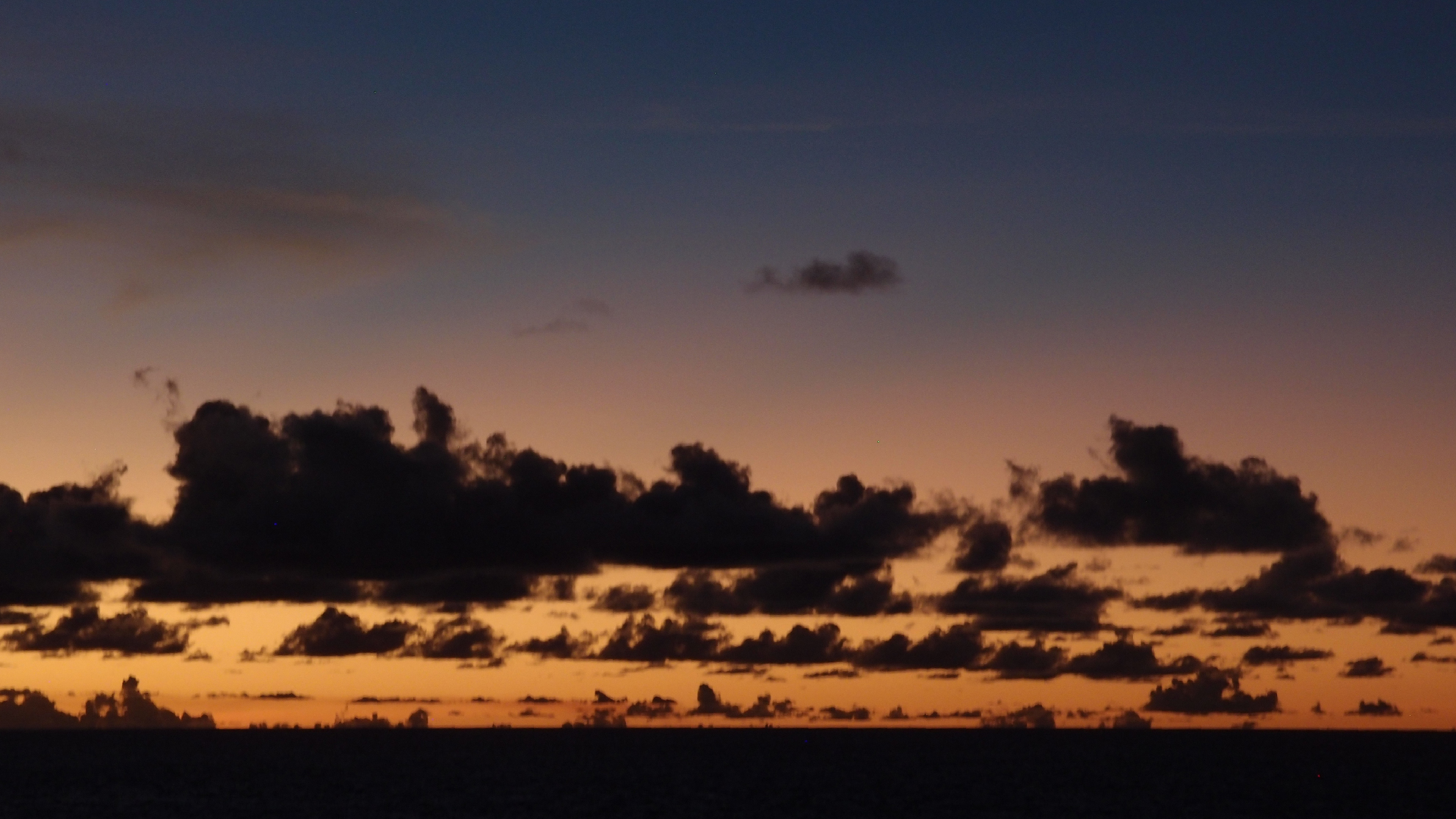 2022-10-28 17 Uhr 34 Wellen und Abendhimmel (Foto, Video)